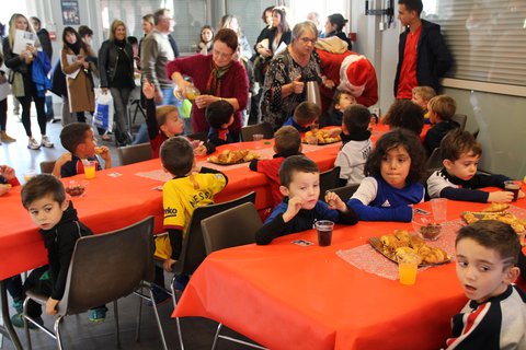 Le père Noël ravit les enfants de l'Académie