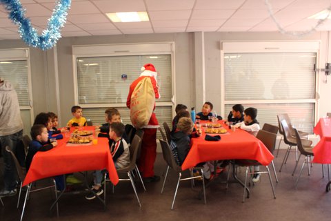 Le père Noël ravit les enfants de l'Académie