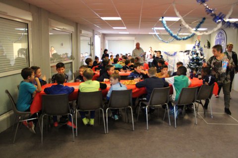 Le père Noël ravit les enfants de l'Académie