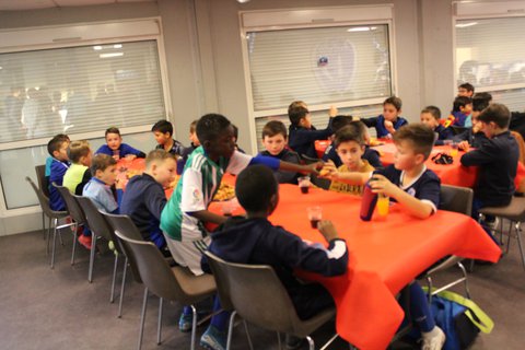 Le père Noël ravit les enfants de l'Académie